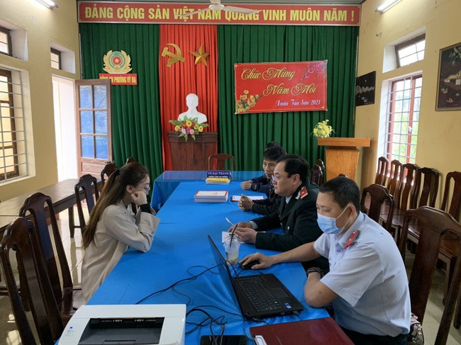 Thanh tra Sở Th&amp;ocirc;ng tin v&amp;agrave; Truyền th&amp;ocirc;ng Thừa Thi&amp;ecirc;n Huế l&amp;agrave;m việc với chị N.