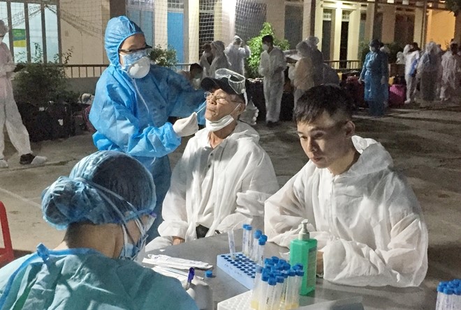 Cơ quan y tế ở Khánh Hòa lấy mẫu bệnh phẩm của người trở về từ nước ngoài Cơ quan y tế ở Khánh Hòa lấy mẫu bệnh phẩm của người trở về từ nước ngoài