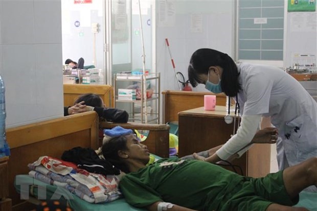 Chăm sóc bệnh nhân tại một phòng điều trị. Chăm sóc bệnh nhân tại một phòng điều trị.