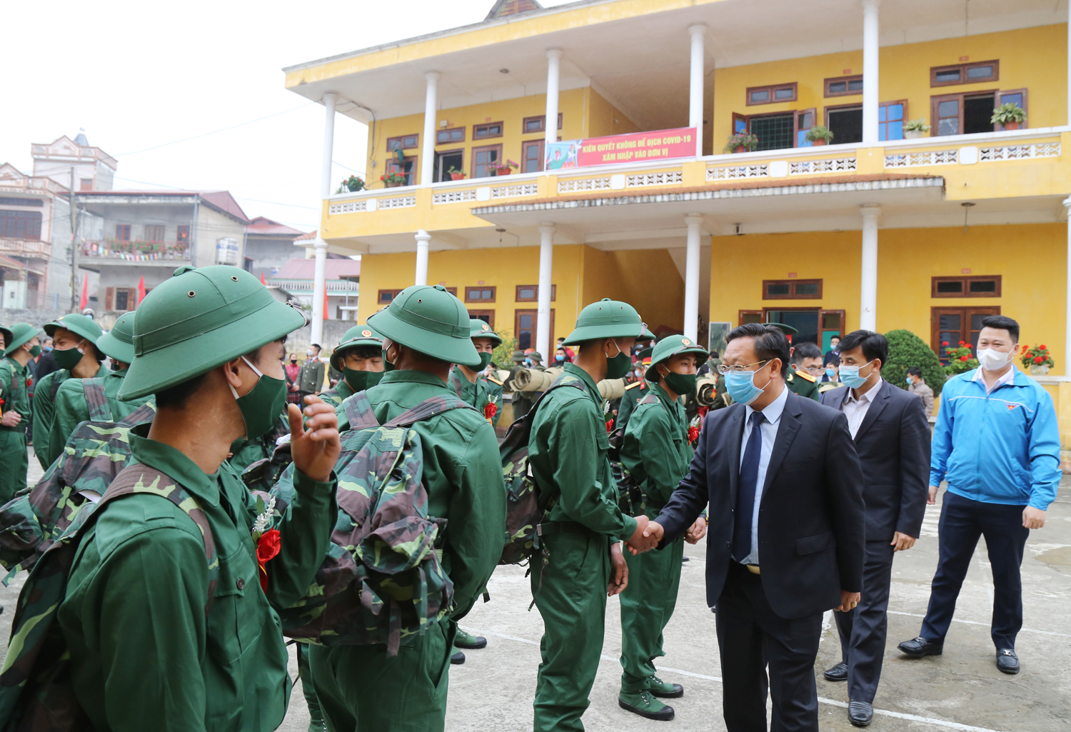 L&amp;atilde;nh đạo Ủy ban MTTQ Việt Nam v&amp;agrave; c&amp;aacute;c đo&amp;agrave;n thể tỉnh, l&amp;atilde;nh đạo địa phương động vi&amp;ecirc;n, ch&amp;uacute;c mừng c&amp;aacute;c t&amp;acirc;n binh tại huyện Bắc H&amp;agrave;.