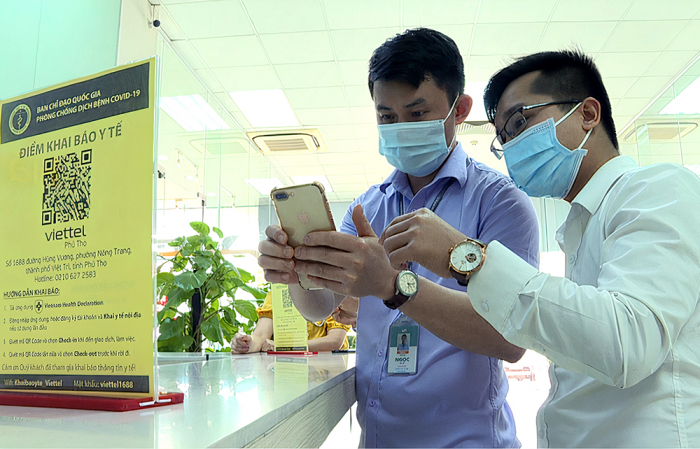 Nh&amp;acirc;n vi&amp;ecirc;n Viettel Ph&amp;uacute; Thọ thực hiện khai b&amp;aacute;o y tế điện tử qua m&amp;atilde; QR- Code
