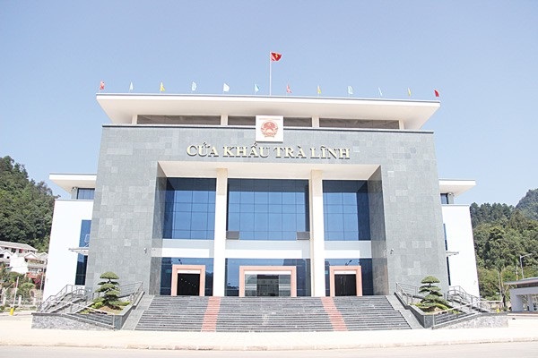 Cửa khẩu Tr&amp;agrave; Lĩnh - Long Bang nổi bật với Khu nh&amp;agrave; l&amp;agrave;m việc li&amp;ecirc;n hợp khang trang, địa điểm kiểm tra h&amp;agrave;ng h&amp;oacute;a tập trung, kho ngoại quan được x&amp;acirc;y dựng quy củ