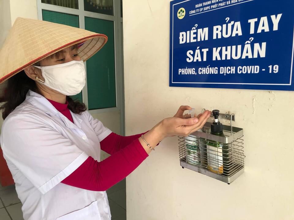 Điểm rửa tay, s&amp;aacute;t khuẩn tại c&amp;aacute;c ph&amp;ograve;ng ban, ph&amp;acirc;n xưởng của C&amp;ocirc;ng ty CP Supe Phốt ph&amp;aacute;t v&amp;agrave; H&amp;oacute;a chất L&amp;acirc;m Thao