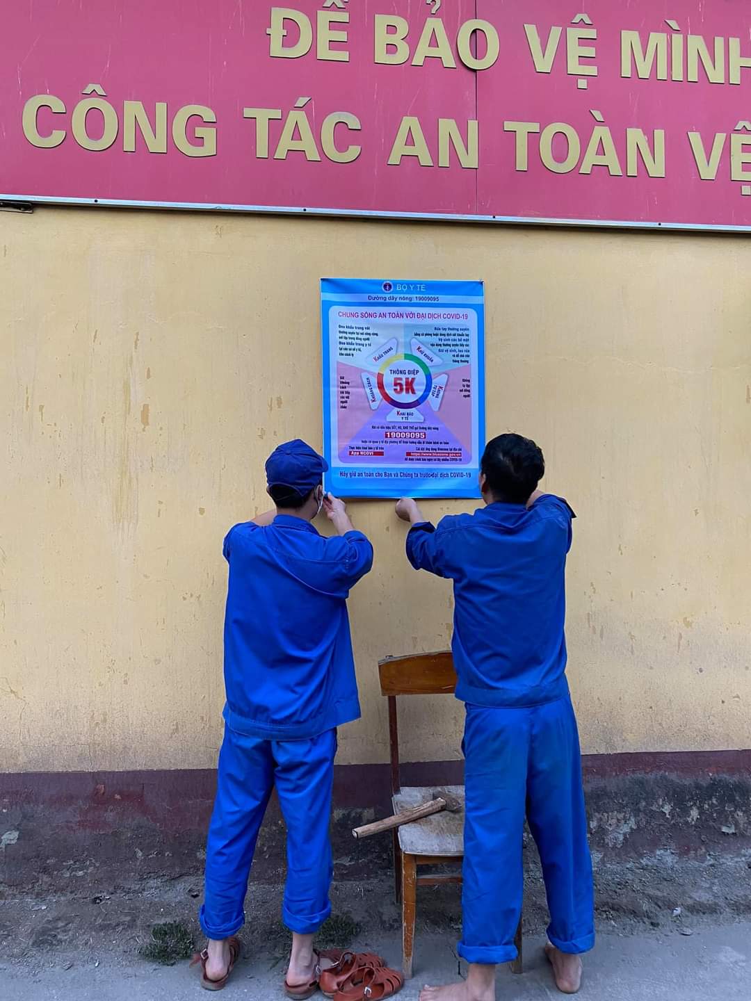 C&amp;ocirc;ng nh&amp;acirc;n C&amp;ocirc;ng ty CP Supe Phốt ph&amp;aacute;t v&amp;agrave; H&amp;oacute;a chất L&amp;acirc;m Thao căng biểu ngự thực hiện 5K theo khuyến c&amp;aacute;o của Bộ y tế