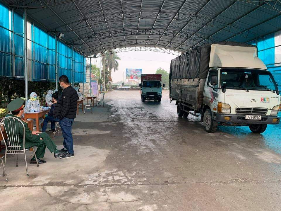 Phương tiện vận tải dừng lại khai b&amp;aacute;o qua chốt kiểm so&amp;aacute;t dịch Covid-19 tại cầu V&amp;agrave;ng tr&amp;ecirc;n quốc lộ 18 thuộc TX. Đ&amp;ocirc;ng Triều