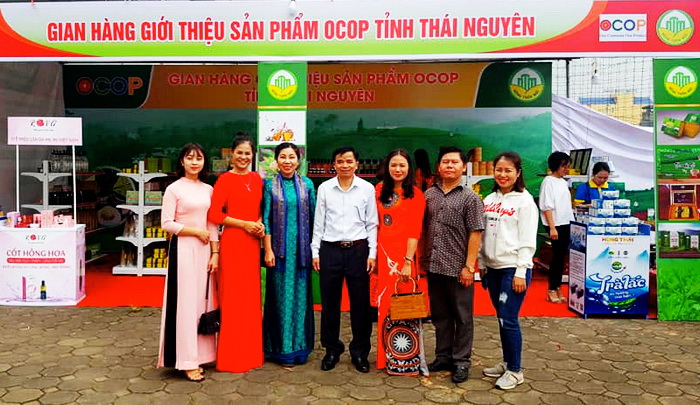 C&amp;aacute;c đại biệu tham quan v&amp;agrave; chụp ảnh lưu niệm tại gian h&amp;agrave;ng giới thiệu sản phẩm OCOP tỉnh Th&amp;aacute;i Nguy&amp;ecirc;n