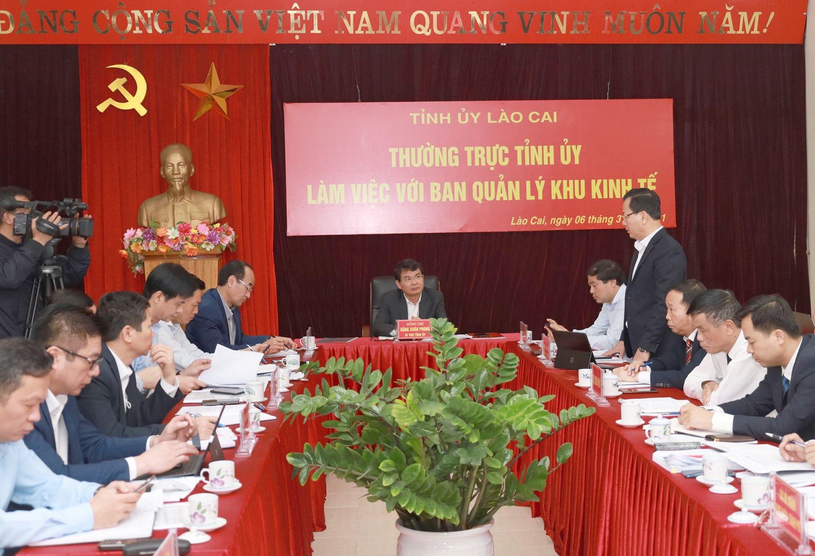Quang cảnh buổi l&amp;agrave;m việc. Ảnh: B&amp;aacute;o L&amp;agrave;o Cai
