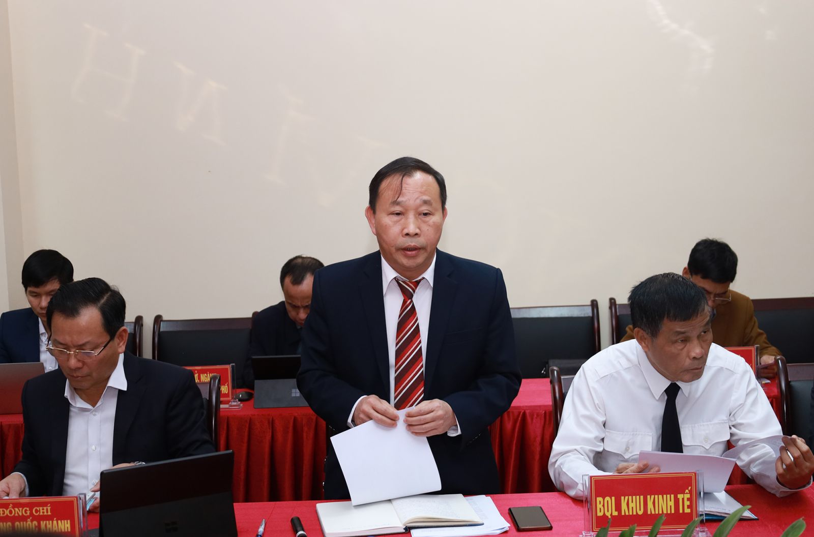L&amp;atilde;nh đạo Ban Quản l&amp;yacute; Khu Kinh tế tỉnh b&amp;aacute;o c&amp;aacute;o tại buổi l&amp;agrave;m việc. Ảnh: B&amp;aacute;o L&amp;agrave;o Cai