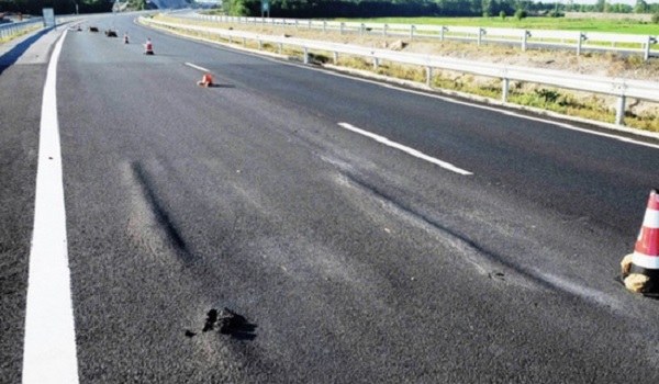 Mật độ v&amp;agrave; mức độ hư hỏng tr&amp;ecirc;n tuyến đường cao tốc Đ&amp;agrave; Nẵng - Quảng Ng&amp;atilde;i l&amp;agrave; rất nghi&amp;ecirc;m trọng