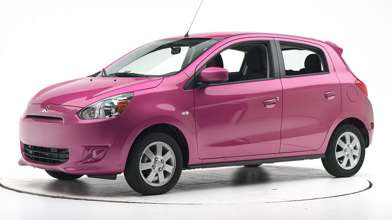 Mitsubishi Mirage c&amp;oacute; diện mạo cuốn h&amp;uacute;t &amp;aacute;nh nh&amp;igrave;n bằng thiết kế tổng thể h&amp;agrave;i h&amp;ograve;a v&amp;agrave; ấn tượng.