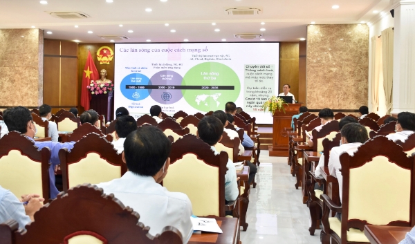 C&amp;aacute;c đại biểu tham dự hội nghị tập huấn, bồi dưỡng kiến thức về Chuyển đổi số