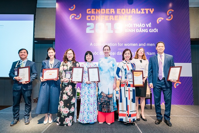 Tổng gi&amp;aacute;m đốc Nguyễn Ngọc Mỹ - Th&amp;agrave;nh vi&amp;ecirc;n HĐQT Alphanam Group nhận Chứng nhận Alphanam Group trở th&amp;agrave;nh th&amp;agrave;nh vi&amp;ecirc;n của Mạng lưới Doanh nghiệp Việt Nam Hỗ trợ Ph&amp;aacute;t triển Quyền năng Phụ nữ (VBCWE) v&amp;agrave;o năm 2019