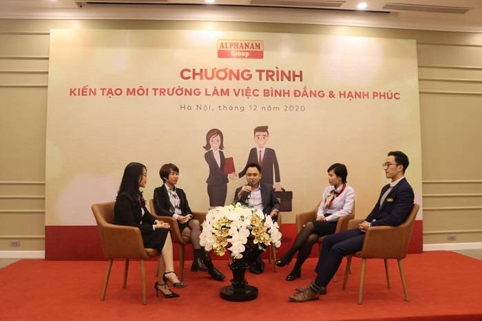 C&amp;aacute;c C&amp;aacute;n bộ Quản l&amp;yacute;, C&amp;aacute;n bộ nh&amp;acirc;n vi&amp;ecirc;n Alphanam tại Chương tr&amp;igrave;nh &amp;ldquo;Kiến tạo m&amp;ocirc;i trường l&amp;agrave;m việc b&amp;igrave;nh đẳng v&amp;agrave; hạnh ph&amp;uacute;c&amp;rdquo; được tổ chức v&amp;agrave;o th&amp;aacute;ng 12/2020