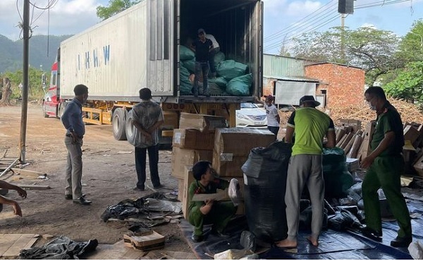Lực lượng chức năng tiến h&amp;agrave;nh kiểm tra phương tiện v&amp;agrave; h&amp;agrave;ng h&amp;oacute;a