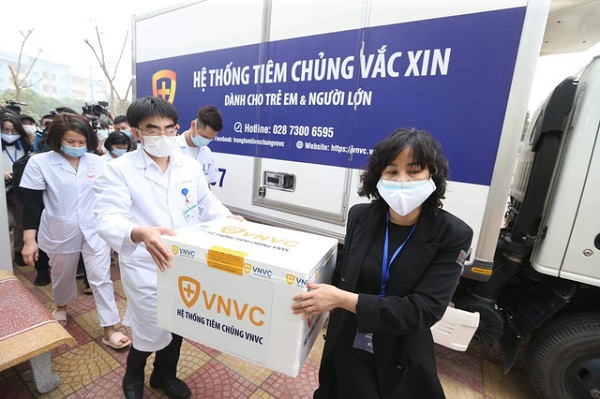 Chuyển vaccine AstraZeneca v&amp;agrave;o điểm ti&amp;ecirc;m tại Bệnh viện Bệnh nhiệt đới Trung ương cơ sở 2