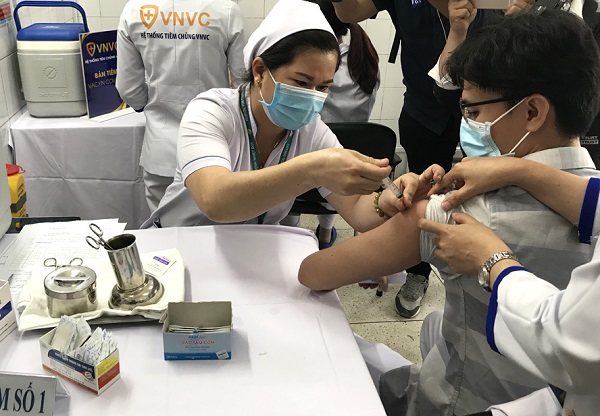 Tiêm vắc-xin ngừa Covid-19 cho nhân viên tại Bệnh viện Bệnh nhiệt đới Tiêm vắc-xin ngừa Covid-19 cho nhân viên tại Bệnh viện Bệnh nhiệt đới