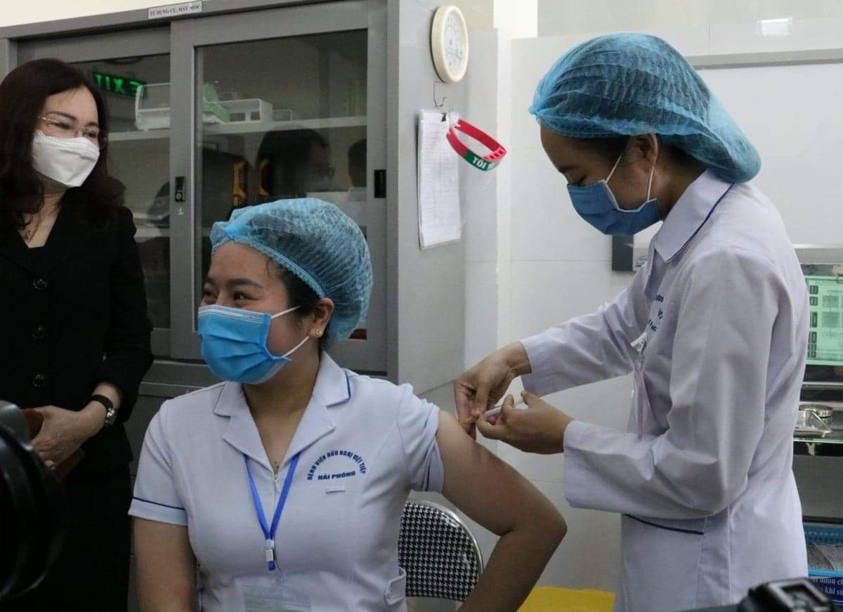 Những mũi vaccine phòng COVID - 19 đầu tiên đã được triển khai tiêm tại Hải Phòng. Những mũi vaccine phòng COVID - 19 đầu tiên đã được triển khai tiêm tại Hải Phòng.