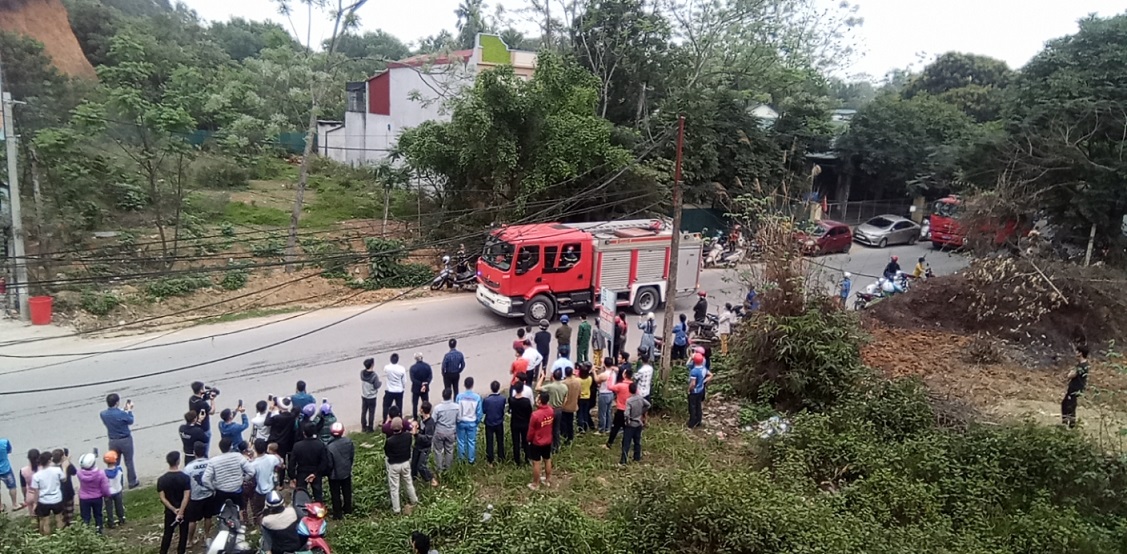 Lực lượng chữa ch&amp;aacute;y v&amp;agrave; rất đ&amp;ocirc;ng người d&amp;acirc;n hiếu k&amp;yacute; đến xem.