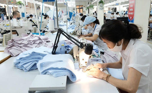 May mặc l&amp;agrave; ng&amp;agrave;nh ảnh hưởng nặng nề nhất bởi COVID-19