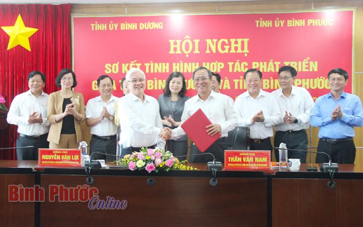 Đại diện Ban Thường vụ Tỉnh ủy 2 tỉnh chứng kiến v&amp;agrave; k&amp;yacute; kết ghi nhớ hợp t&amp;aacute;c ph&amp;aacute;t triển giữa B&amp;igrave;nh Dương - B&amp;igrave;nh Phước