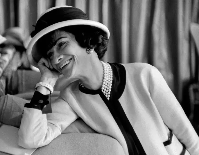 Văn học v&amp;agrave; nghệ thuật đ&amp;atilde; nu&amp;ocirc;i dưỡng tr&amp;iacute; tưởng tượng của Coco Chanel