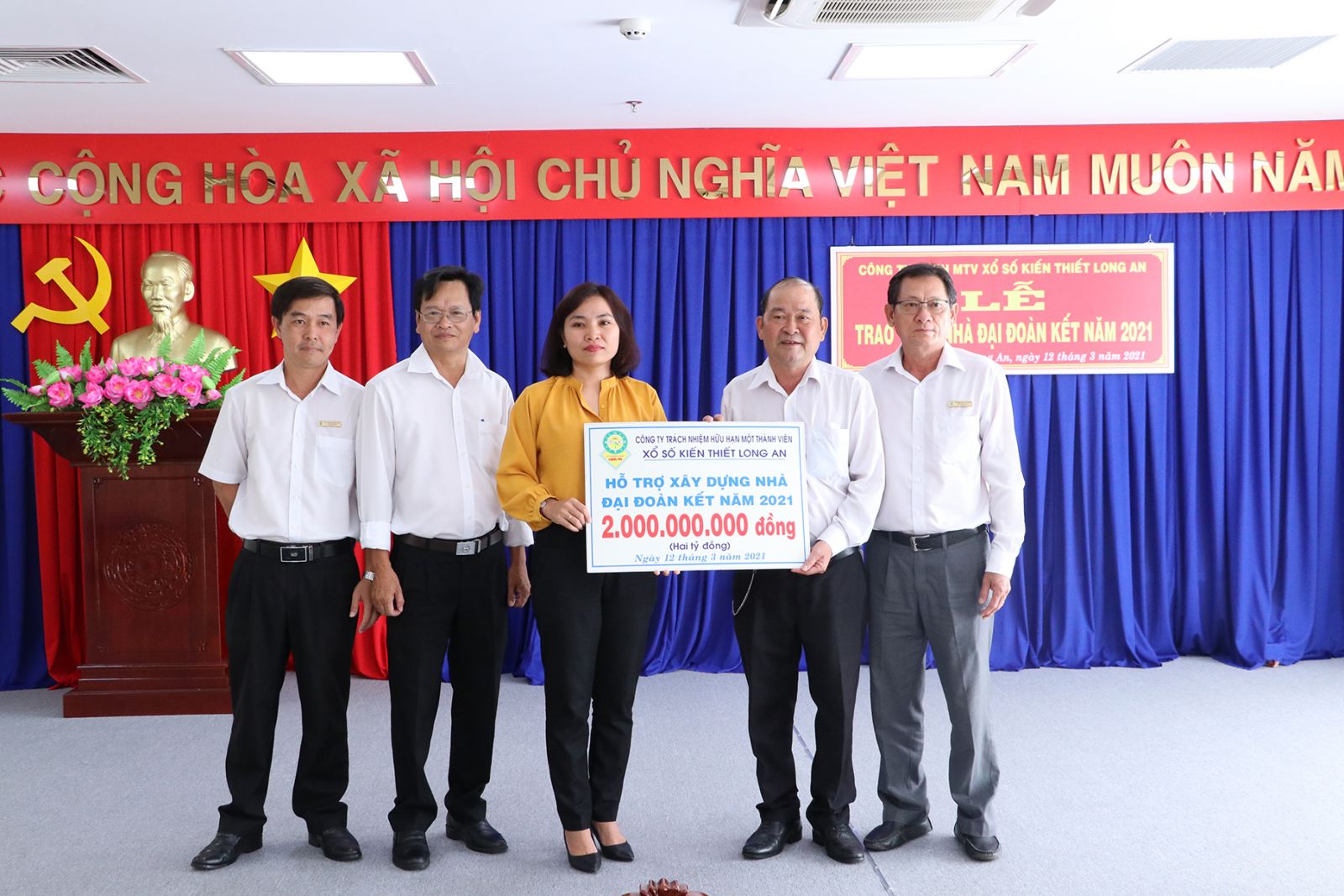 L&amp;atilde;nh đạo C&amp;ocirc;ng ty xổ số kiến thiết Long An trao bảng tượng trưng nh&amp;agrave; Đại đo&amp;agrave;n kết năm 2021