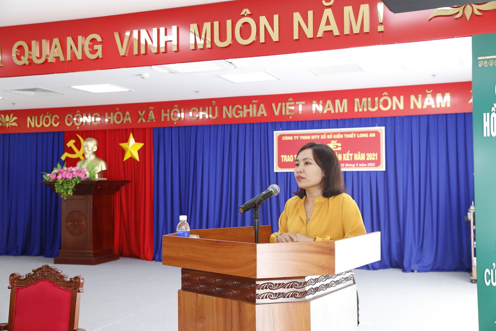 B&amp;agrave; L&amp;ecirc; Thị Cẩm T&amp;uacute; PCT UBMTTQVN tỉnh Long An ph&amp;aacute;t biểu tại buỗi lễ