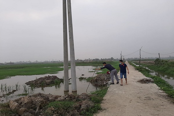 Hiện trường hố ch&amp;ocirc;n cột điện đang thi c&amp;ocirc;ng dở, nơi hai ch&amp;aacute;u nhỏ gặp nạn (Ảnh người d&amp;acirc;n cung cấp)