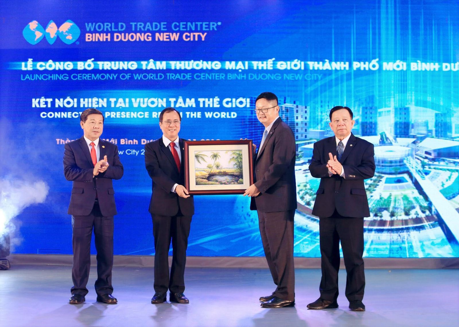 L&amp;atilde;nh đạo tỉnh B&amp;igrave;nh Dương v&amp;agrave; L&amp;atilde;nh đạo Becamex trao qu&amp;agrave; lưu niệm cho &amp;Ocirc;ng Scott Wang - Ph&amp;oacute; chủ tịch WTCA - Phụ tr&amp;aacute;ch thị trường Ch&amp;acirc;u &amp;Aacute; Th&amp;aacute;i B&amp;igrave;nh Dương tại Lễ c&amp;ocirc;ng bố WTC BDNC