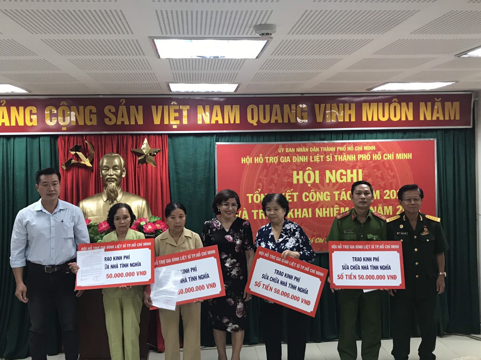 Đại t&amp;aacute; Trần Thế Tuyển - Chủ tịch Hội HTGĐLS VN v&amp;agrave; Đại diện Nh&amp;agrave; t&amp;agrave;i trợ, Trao kinh ph&amp;iacute; sửa chữa nh&amp;agrave; cho c&amp;aacute;c gia đ&amp;igrave;nh ch&amp;iacute;nh s&amp;aacute;ch