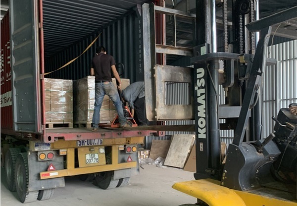 Lực lượng chức năng kiểm tra v&amp;agrave; thu giữ h&amp;agrave;ng h&amp;oacute;a kh&amp;ocirc;ng c&amp;oacute; giấy tờ chứng minh nguồn gốc của C&amp;ocirc;ng ty H&amp;agrave; Nội Solar Technology