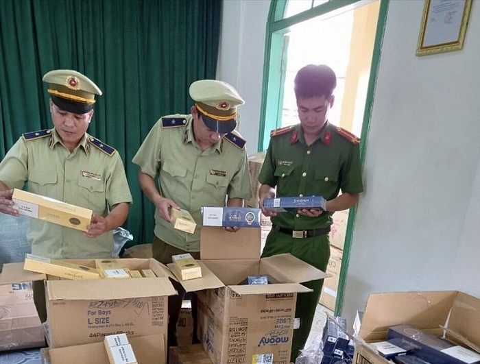 Lực lượng chức năng kiểm tra tang vật.