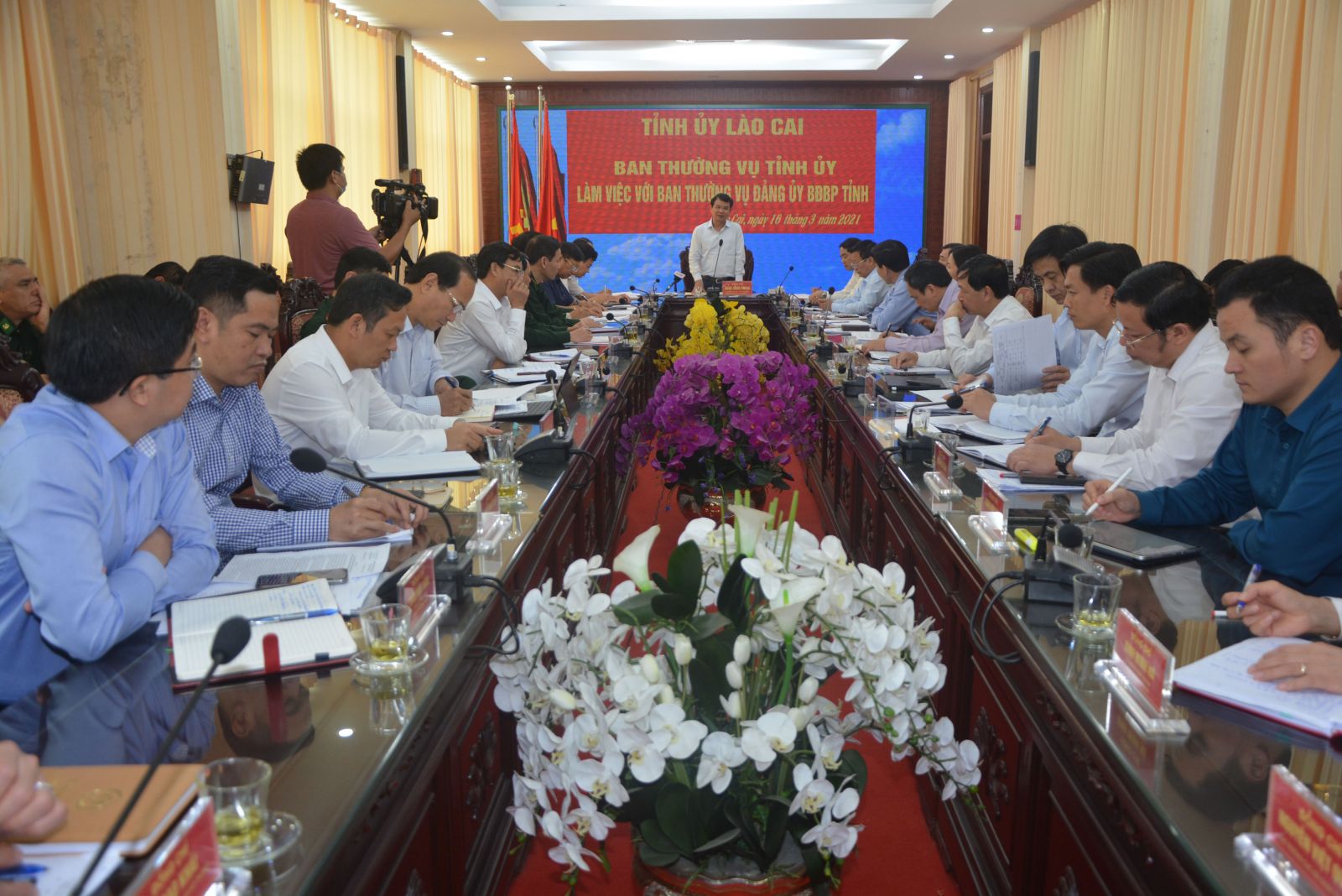 Quang cảnh buổi l&amp;agrave;m việc