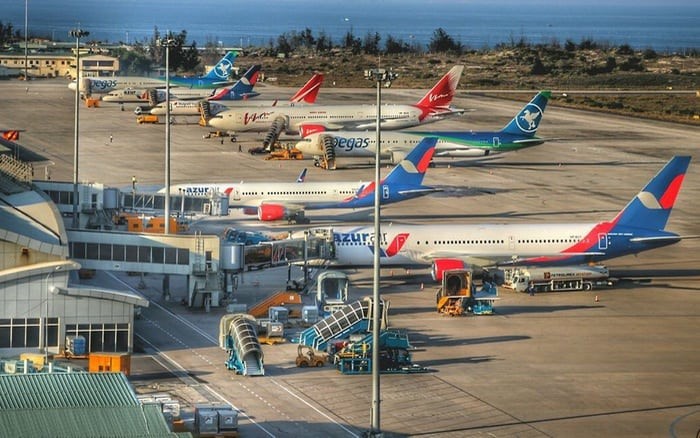 Trong nước c&amp;oacute; ba h&amp;atilde;ng h&amp;agrave;ng kh&amp;ocirc;ng đang hoạt động tại đ&amp;acirc;y l&amp;agrave; Vietnam Airlines; Vietjet Air Jetstar v&amp;agrave; nhiều c&amp;aacute;c h&amp;atilde;ng h&amp;agrave;ng kh&amp;ocirc;ng quốc tế ở đ&amp;acirc;y (Ảnh ST)