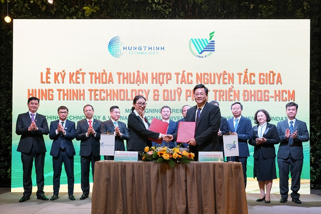 B&amp;agrave; Trần Thượng Thu Giang &amp;ndash; Ph&amp;oacute; Tổng Gi&amp;aacute;m đốc Tập đo&amp;agrave;n Hưng Thịnh ki&amp;ecirc;m Chủ tịch HĐQT Hung Thinh Technology  v&amp;agrave; PGS.TS Nguyễn Đ&amp;igrave;nh Tứ - Ch&amp;aacute;nh Văn ph&amp;ograve;ng ĐHQG-HCM ki&amp;ecirc;m Gi&amp;aacute;m đốc Quỹ Ph&amp;aacute;t triển ĐHQG-HCM  thực hiện nghi thức k&amp;yacute; kết thỏa thuận hợp t&amp;aacute;c trước sự chứng kiến của đại diện hai b&amp;ecirc;n v&amp;agrave; c&amp;aacute;c vị kh&amp;aacute;ch qu&amp;yacute;