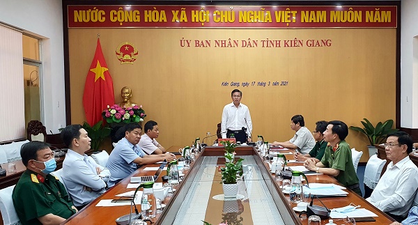 Ph&amp;oacute; Chủ tịch UBND tỉnh Nguyễn Lưu Trung b&amp;aacute;o c&amp;aacute;o c&amp;ocirc;ng t&amp;aacute;c ph&amp;ograve;ng, chống dịch Covid-19 tr&amp;ecirc;n địa b&amp;agrave;n tỉnh tại hội nghị.