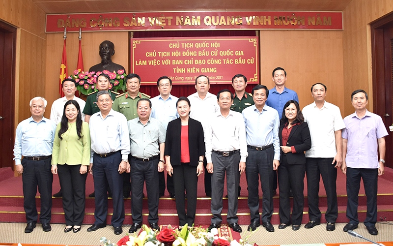Chủ tịch Quốc hội Nguyễn Thị Kim Ng&amp;acirc;n chụp ảnh lưu niệm với l&amp;atilde;nh đạo tỉnh Ki&amp;ecirc;n Giang, chiều 18-3.