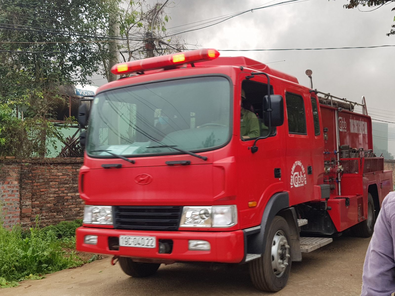 Xe cứu h&amp;oacute;a của Tổng c&amp;ocirc;ng ty Giấy Việt Nam ứng cứu