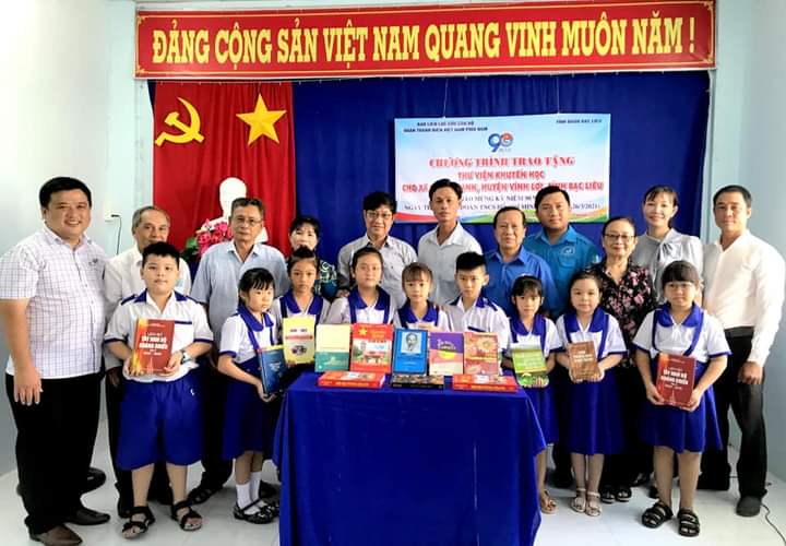 Trao tặng Thư viện khuyến học cho x&amp;atilde; Long Thạnh, huyện Vĩnh Lợi, tỉnh Bạc Li&amp;ecirc;u