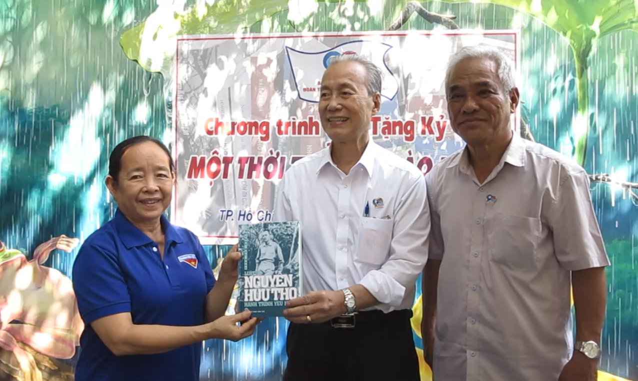 trao tặng kỷ vật &amp;ldquo;Một thời tuổi trẻ h&amp;agrave;o h&amp;ugrave;ng&amp;rdquo;