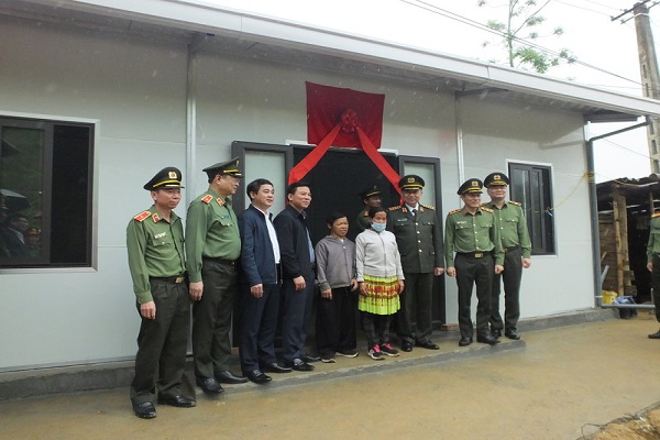 Bộ trưởng Bộ C&amp;ocirc;ng an T&amp;ocirc; L&amp;acirc;m c&amp;ugrave;ng l&amp;atilde;nh đạo tỉnh Thanh H&amp;oacute;a trao nh&amp;agrave; cho người d&amp;acirc;n