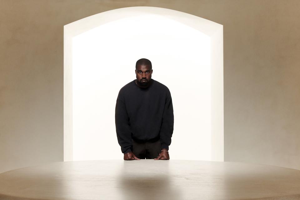 Kanye West, ảnh được chụp bởi Forbes v&amp;agrave;o th&amp;aacute;ng 6 năm 2019