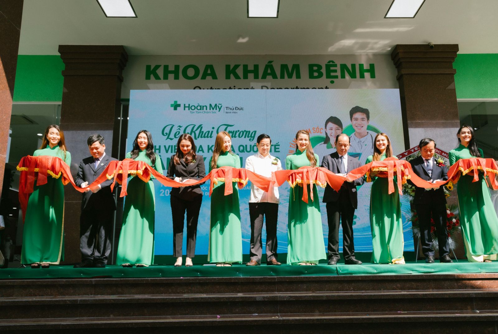 Ban l&amp;atilde;nh đạo bệnh viện cắt băng kh&amp;aacute;nh th&amp;agrave;nh