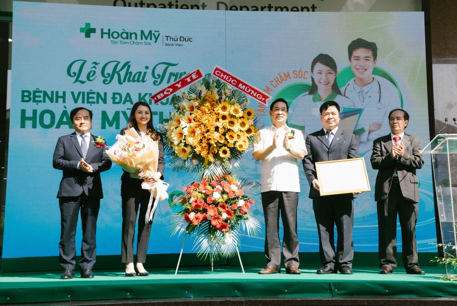 Bộ Y tế trao hoa nh&amp;acirc;n dịp kh&amp;aacute;nh th&amp;agrave;nh