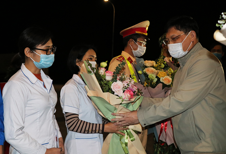 L&amp;atilde;nh đạo U&amp;ocirc;ng B&amp;iacute; ghi nhận sự nỗ lực, tập trung cao độ v&amp;agrave; ho&amp;agrave;n th&amp;agrave;nh tốt nhiệm vụ của c&amp;aacute;c lực lượng tham gia trực chốt kiểm so&amp;aacute;t Covid - 19 cầu Đ&amp;aacute; Bạc trong gần 2 th&amp;aacute;ng qua