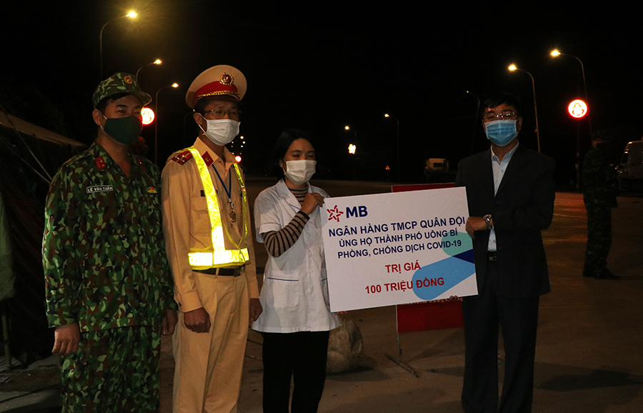Ng&amp;acirc;n h&amp;agrave;ng TMCP Qu&amp;acirc;n đội ủng hộ 100 triệu đồng cho 3 lực lượng tuyến đầu chống dịch