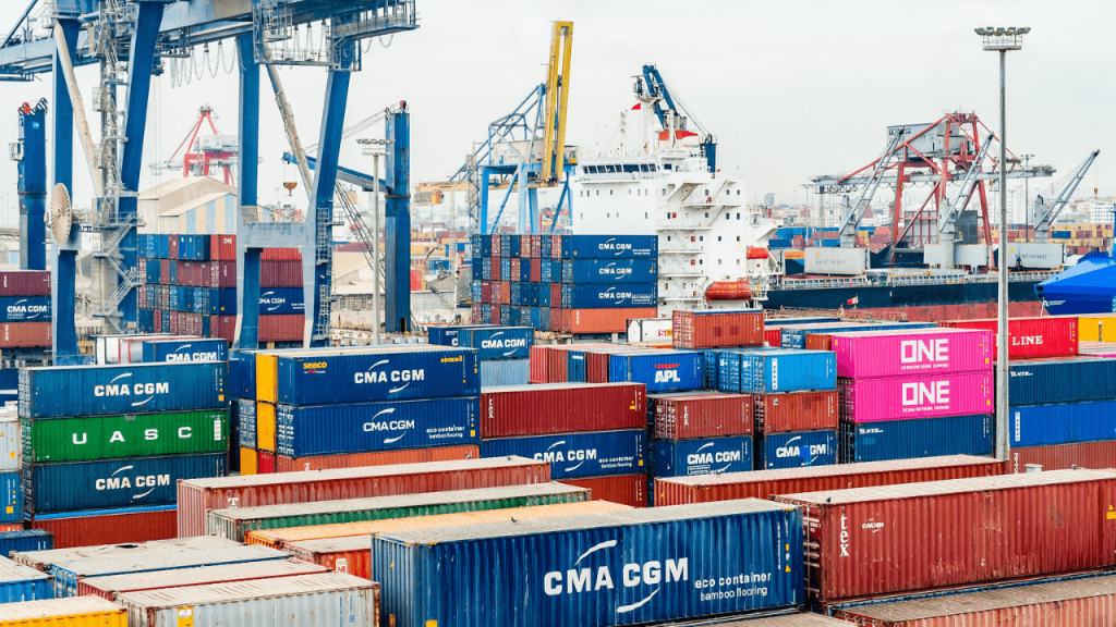 Doanh nghiệp xuất nhập khẩu đang gặp rất nhiều kh&amp;oacute; khăn khi phải tốn rất nhiều chi ph&amp;iacute; như cước ph&amp;iacute; vận chuyển, ph&amp;iacute; dịch vụ tại cảng...