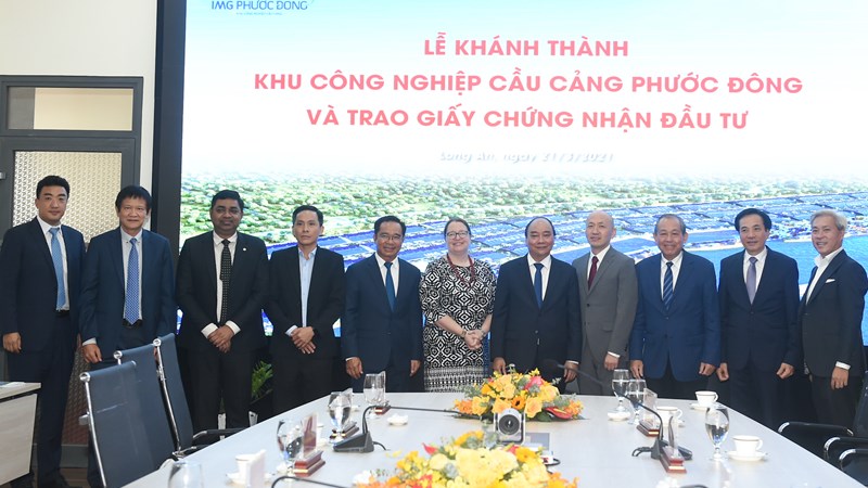 hủ tướng Chính phủ Nguyễn Xuân Phúc chụp ảnh lưu niệm cùng các nhà ngoại giao và đại diện Tập đoàn năng lượng GS, tập đoàn Alibaba. Nguồn: chinhphu.vn hủ tướng Chính phủ Nguyễn Xuân Phúc chụp ảnh lưu niệm cùng các nhà ngoại giao và đại diện Tập đoàn năng lượng GS, tập đoàn Alibaba. Nguồn: chinhphu.vn