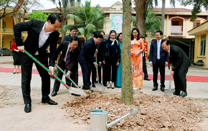 Ph&amp;oacute; Thủ tướng Ch&amp;iacute;nh phủ Trịnh Đ&amp;igrave;nh Dũng trồng c&amp;acirc;y lưu niệm trong khu&amp;ocirc;n vi&amp;ecirc;n Trường THPT Bến Tre