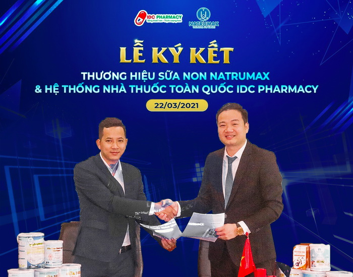 &amp;Ocirc;ng Nguyễn Tất T&amp;ugrave;ng CTHĐQT C&amp;ocirc;ng ty TNHH XNK Sữa v&amp;agrave; Dinh Dưỡng Quốc Tế Natrumax v&amp;agrave; &amp;ocirc;ng L&amp;ecirc; Tiến Vinh TGĐ Tập đo&amp;agrave;n dược phẩm IDC tại lễ k&amp;yacute; kết v&amp;agrave; trao đổi hợp t&amp;aacute;c.